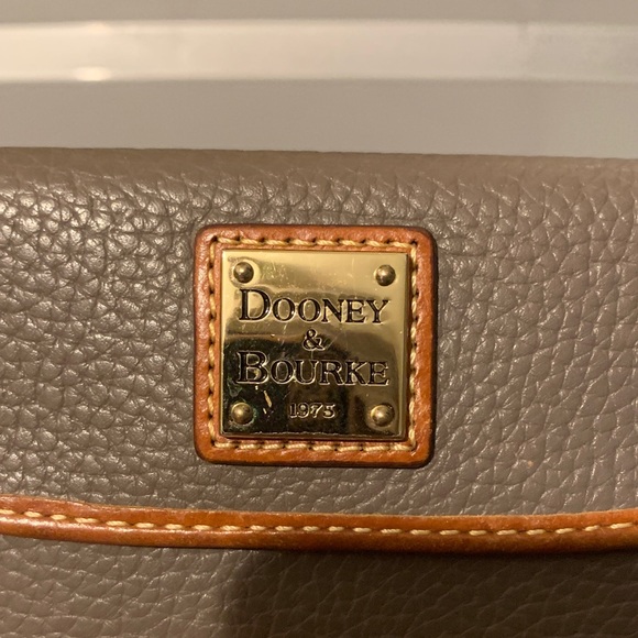 LOW START Dooney & Bourke Pebble Grain Continental Clutch Wallet in Taupe - Picture 4 of 14
